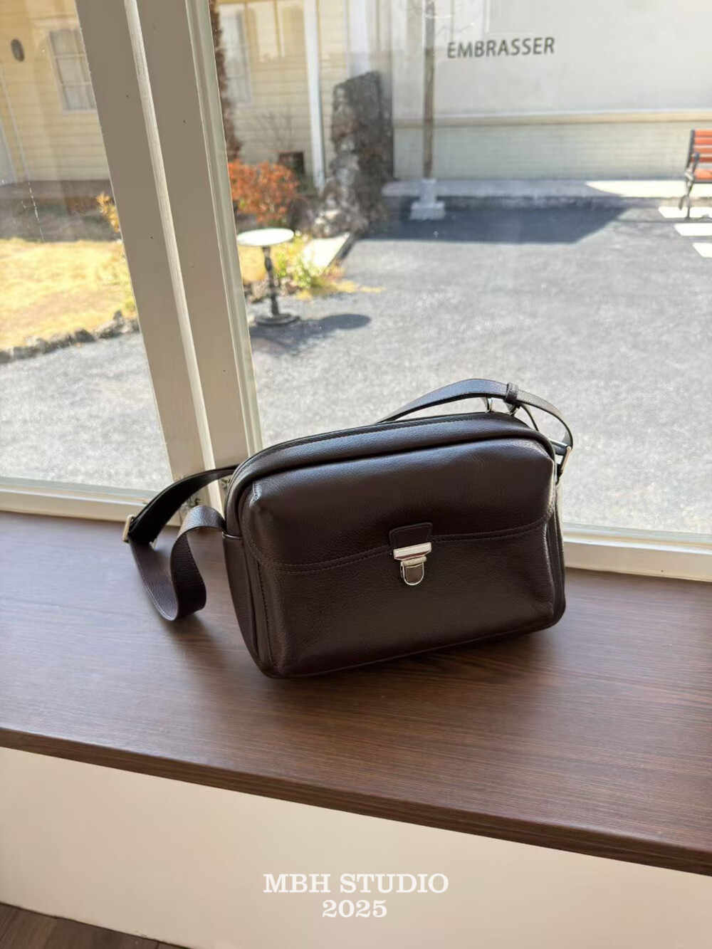MBH Minimalist Unisex Commute Small Messenger Bag Top Layer Cowhide Vintage Lock Shoulder Crossbody Bag - Image 2