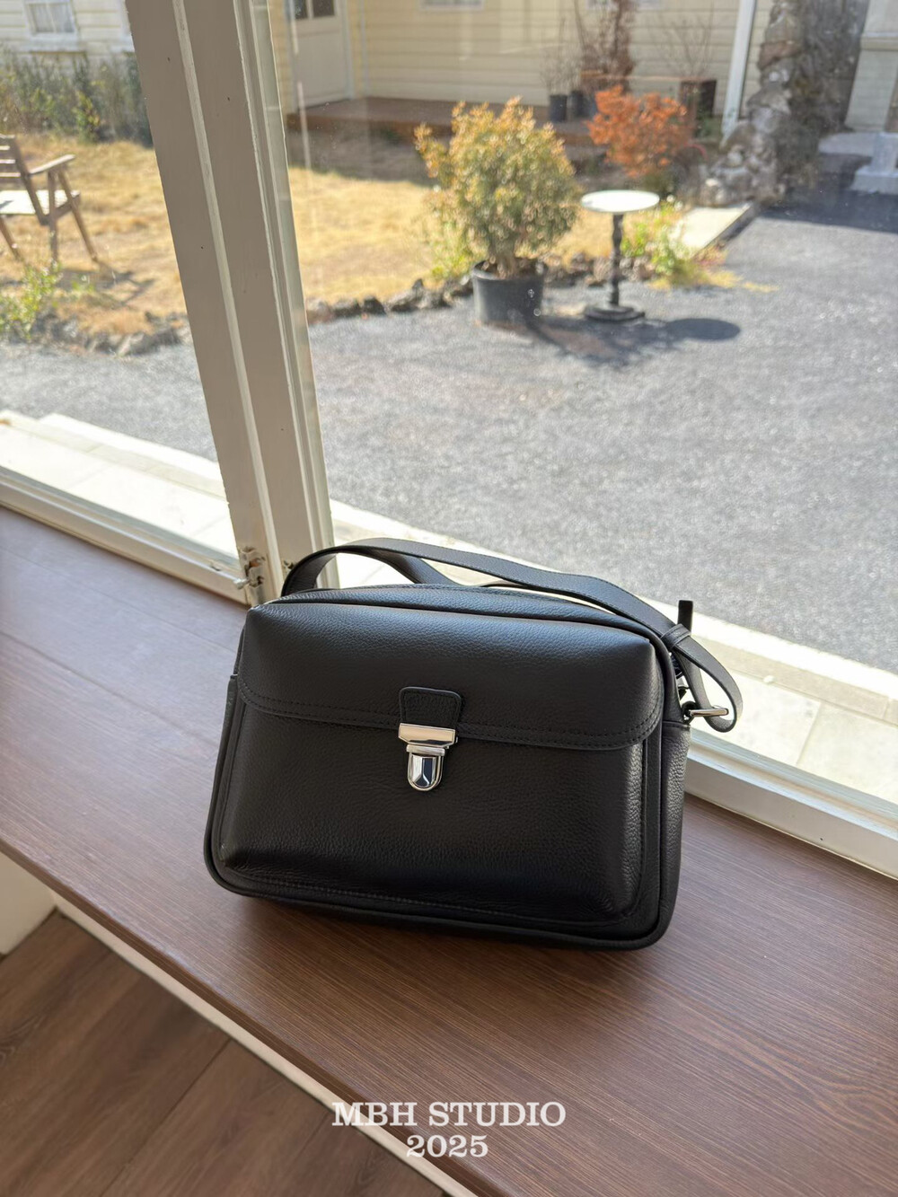 MBH Minimalist Unisex Commute Small Messenger Bag Top Layer Cowhide Vintage Lock Shoulder Crossbody Bag - Image 3